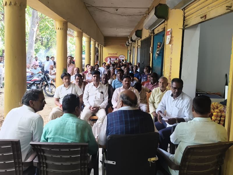 Market street sitting — Uttar Pradesh